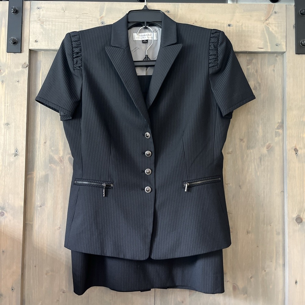 Tahari Arthur S. Levine Skirt Suit Short Sleeve Blazer Black Pinstripe Size 10